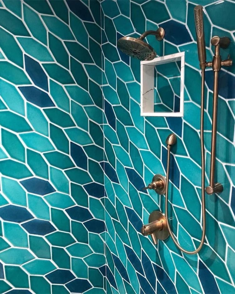 Сочетание различных оттенков синего и зеленого на плитке в ванной