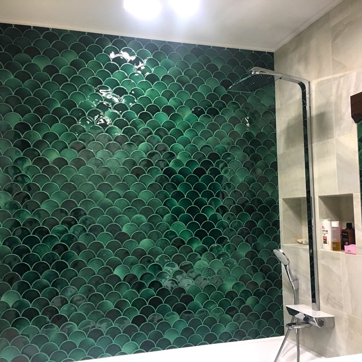 Выкладка стены керамической плиткой мурена в ванной