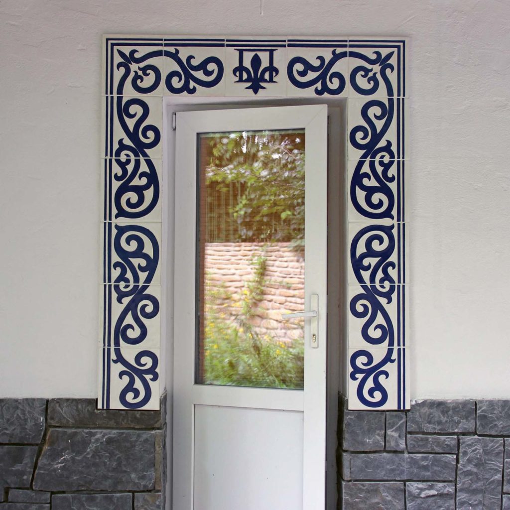 Декорирование дверного проема керамической плиткой