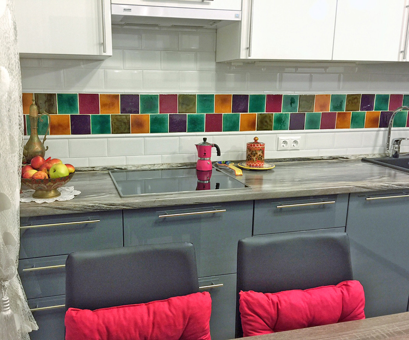 Декор из керамической плитки для рабочей зоны на кухне
